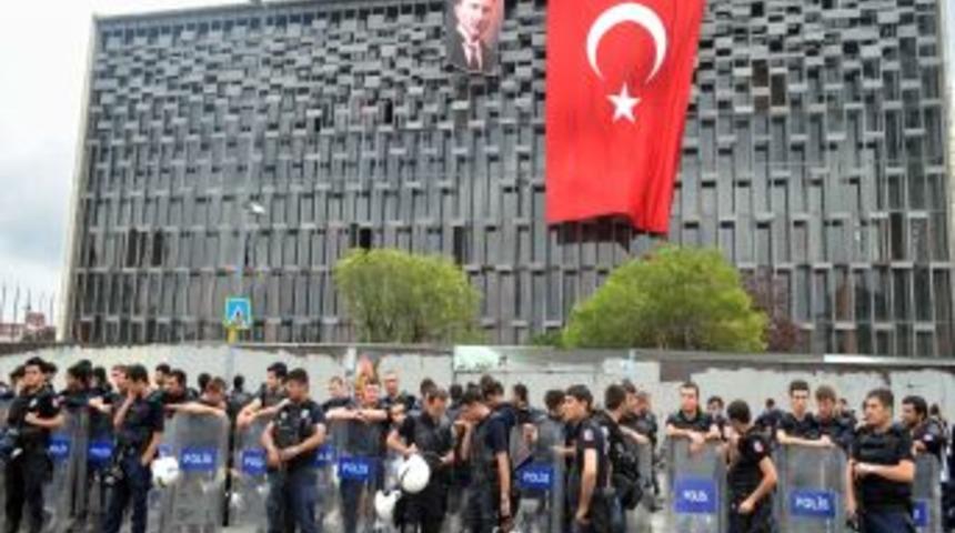 Taksim'de 'vatan Sana Canım Feda' Sloganları