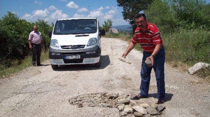 K&ouml;y Yolundaki &Ccedil;ukurlar Tehlike Sa&ccedil;ıyor