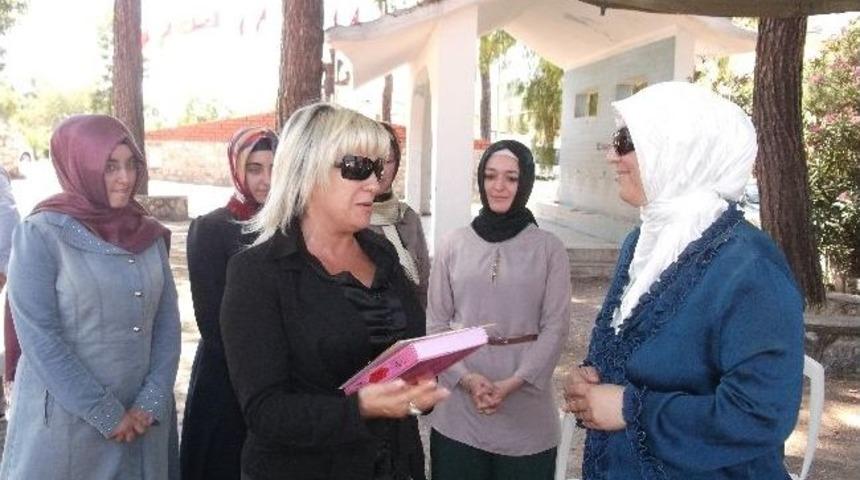Marmaris'te &Ouml;ğrencilere Kur'an-ı Kerim Dağıtıldı