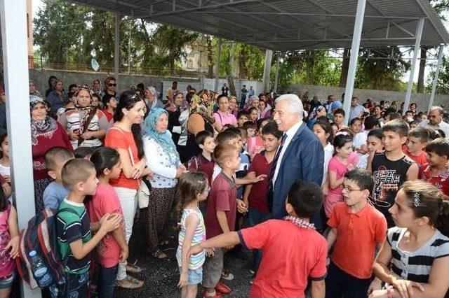 Öğrenciler Zihni Aldırmaz’ı Çiçeklerle Karşıladı