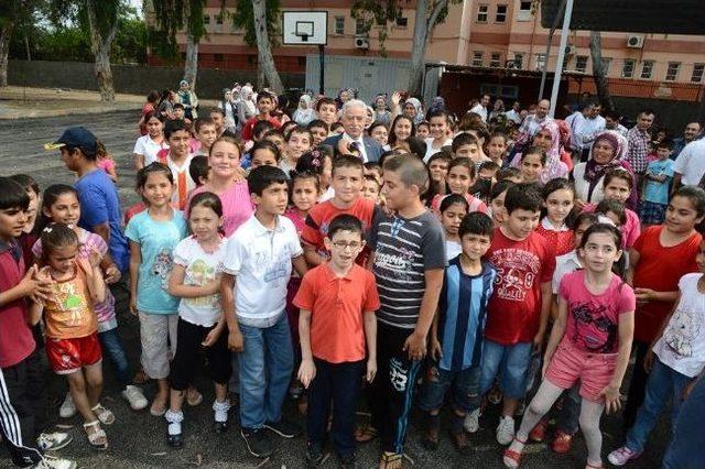 Öğrenciler Zihni Aldırmaz’ı Çiçeklerle Karşıladı