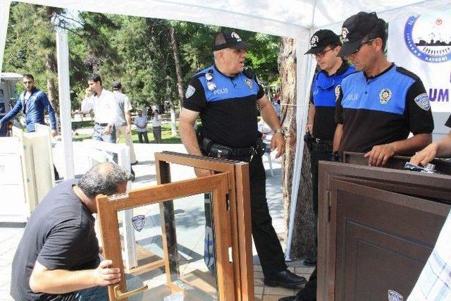 Kayseri Polisi Tatile Çıkacak Vatandaşları Uygulamalı Olarak Uyardı