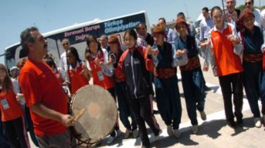 D&uuml;nya &Ccedil;ocuklarına Diyarbakır'da Coşkulu Karşılama