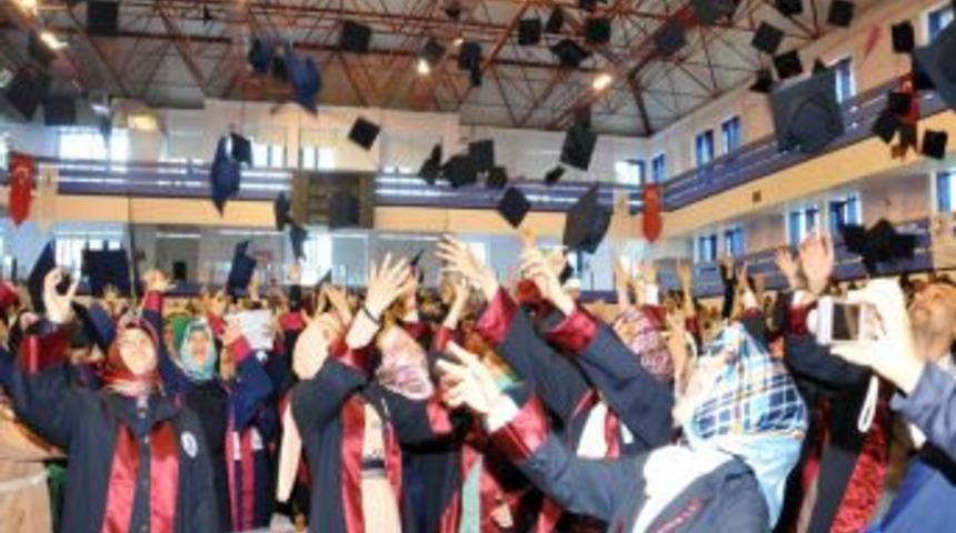 OM&Uuml; İlahiyat Fak&uuml;ltesi 397 Mezun Vermenin Gururunu Yaşadı