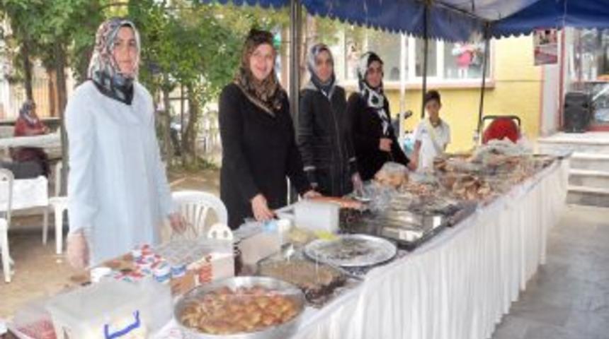 Ev Hanımları Ihtiya&ccedil; Sahibi &Ouml;ğrenciler Yararına Kermes A&ccedil;tı