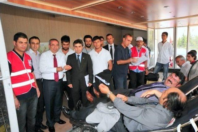Yyü Rektörü Prof. Dr. Peyami Battal Kan Bağışı Organizasyonunda Kan Verdi 1