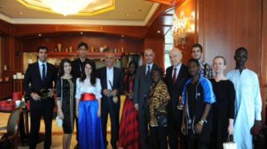 S&uuml;zer: G&uuml;zel T&uuml;rk&ccedil;e Konuşan &Ouml;ğrencileri G&ouml;r&uuml;nce Okulların Kalitesini Anlıyoruz