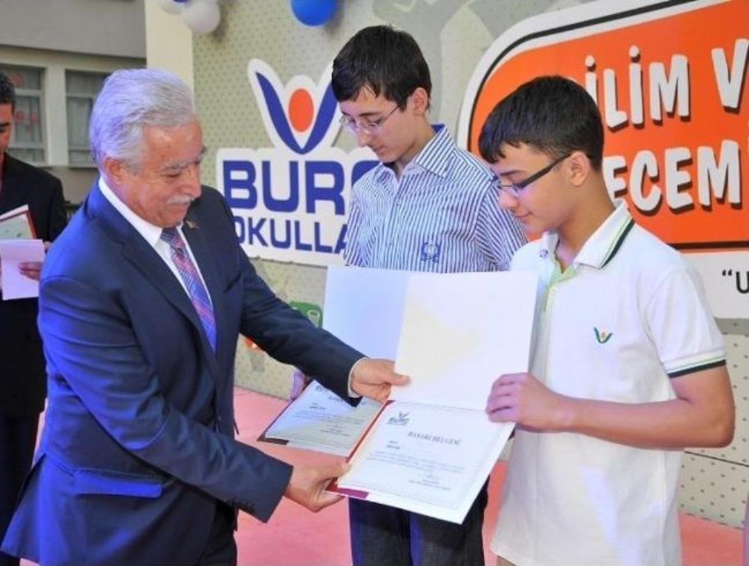 Bur&ccedil; Okullarında D&uuml;ğ&uuml;n Gibi &Ouml;d&uuml;l T&ouml;reni