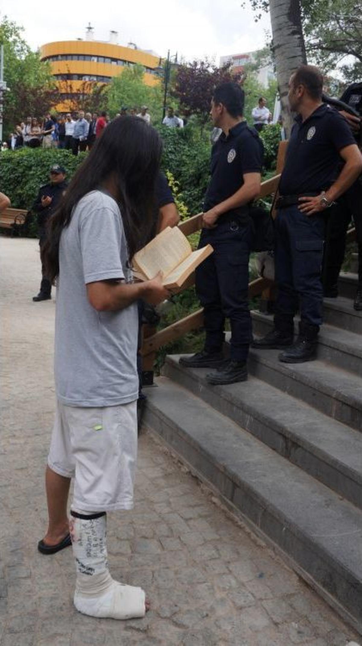 Eylemciler, Polise Tepki I&ccedil;in Parkta Kitap Okudu