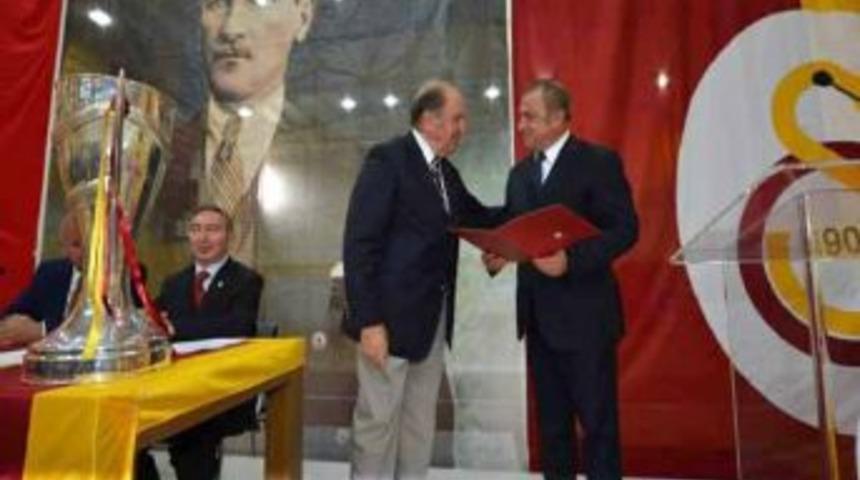 Fatih Terim'e Başarılarından Dolayı 'Divan Başarı Beratı' Verildi