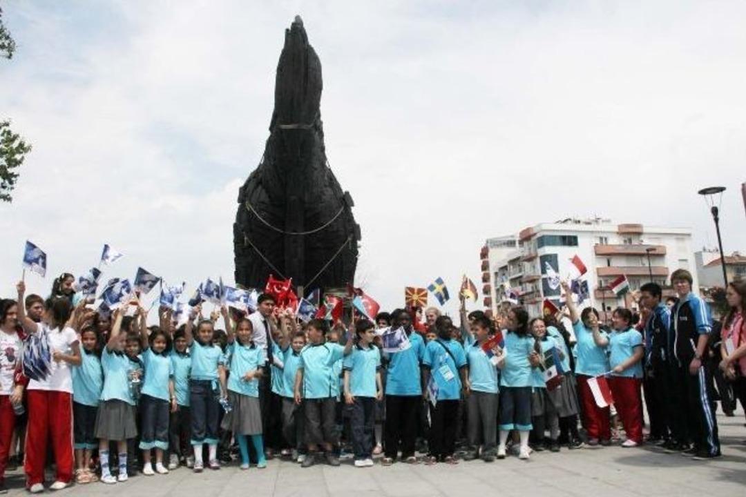 D&uuml;nya &Ccedil;ocukları &Ccedil;anakkale&rsquo;de