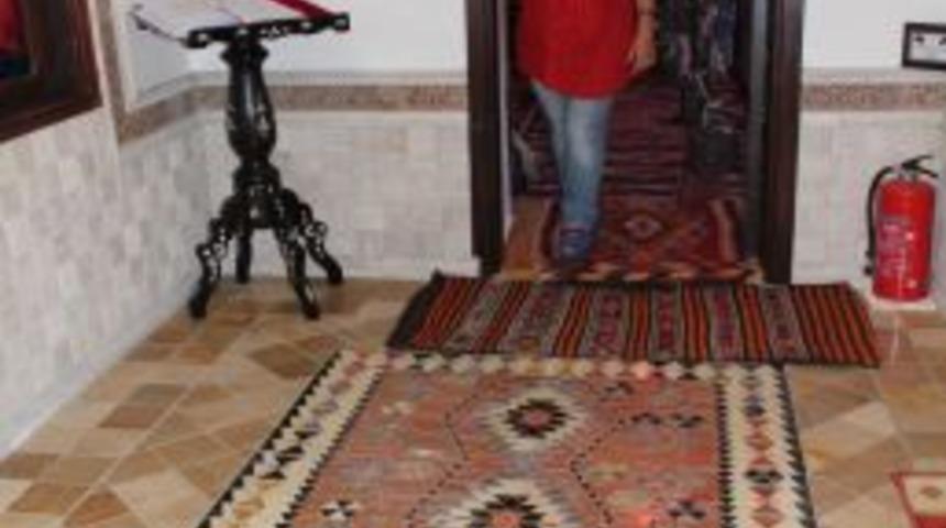 Sel&ccedil;uklu Motifli Mermer Kilim G&ouml;renleri Şaşırtıyor
