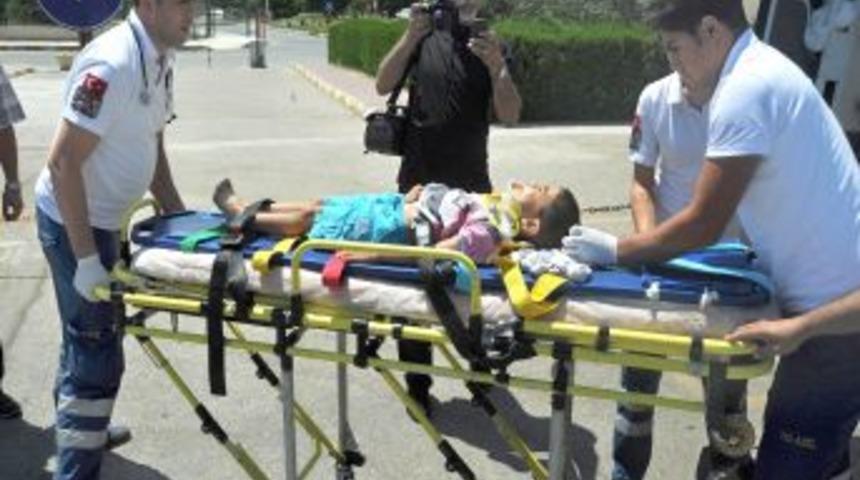 &Uuml;&ccedil;&uuml;nc&uuml; Kattan D&uuml;şen &Ccedil;ocuk Hafif Yaralı Olarak Kurtuldu