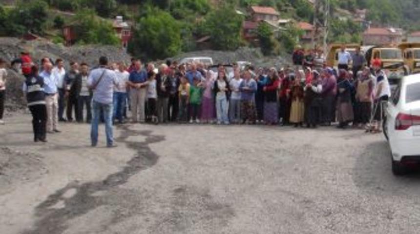 Asfaltlanmayan Yolu Trafiğe Kapattılar