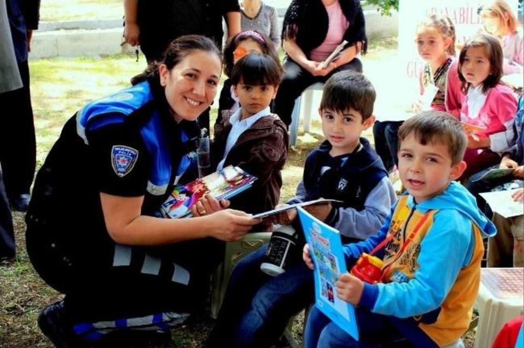 Polislerden &lsquo;bir Kitap Bir İnsan&rsquo; Faaliyeti