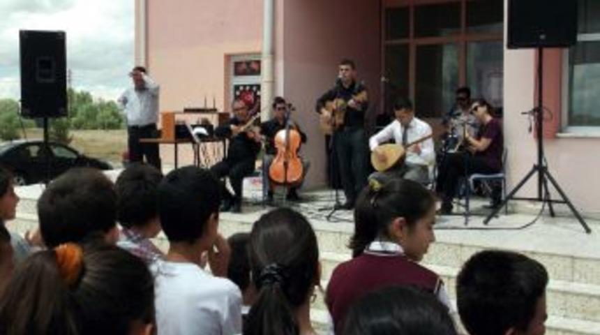 Boğazlıyan&rsquo;da M&uuml;zik &Ouml;ğretmenleri Okulları Dolaşarak Konser Veriyor