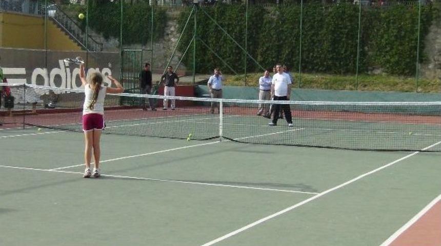 Vali Al Şampiyon Teniş&ccedil;iyle Ma&ccedil; Yaptı