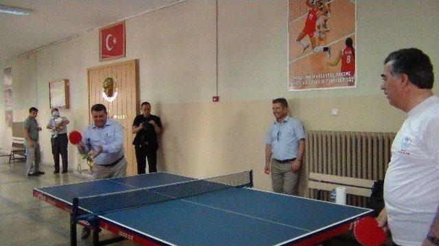 Vali Al Şampiyon Teniş&ccedil;iyle Ma&ccedil; Yaptı 1