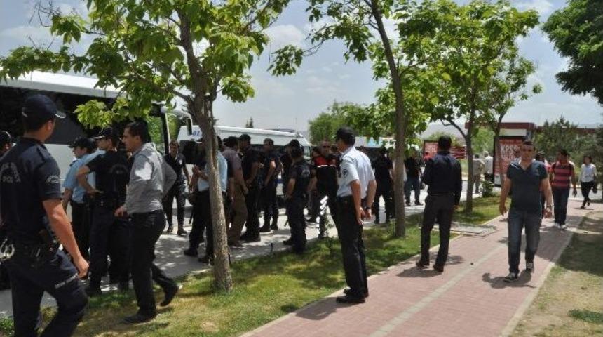 Ak&uuml;&rsquo;de Karşıt G&ouml;r&uuml;şl&uuml; &Ouml;ğrenciler Arasında Kavga &Ccedil;ıktı