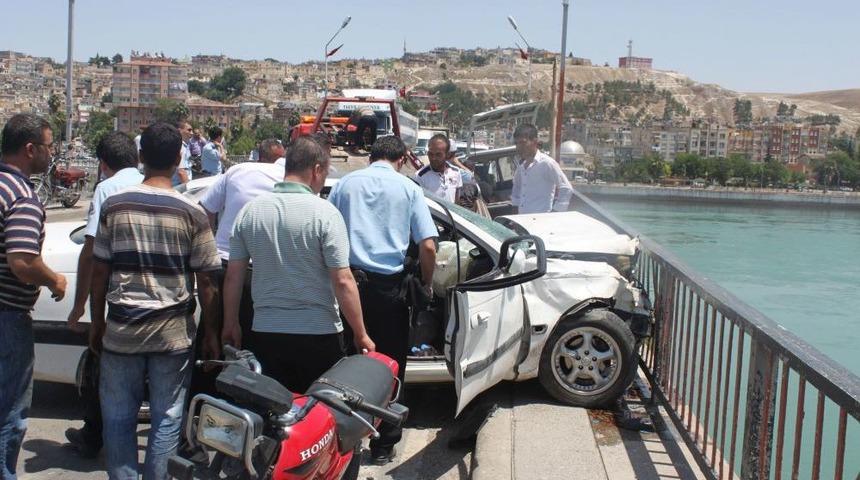 Birecik K&ouml;pr&uuml;s&uuml;'nde Kaza: 3 Yaralı