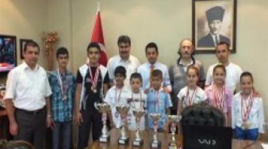 Minik şampiyonlar Kaymakam'ı ziyaret etti