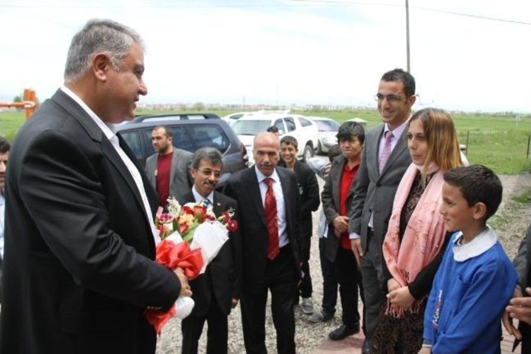 Vali Tekinarslan, &Ccedil;ukur&ccedil;ayır K&ouml;y&uuml;'n&uuml; Ziyaret Etti