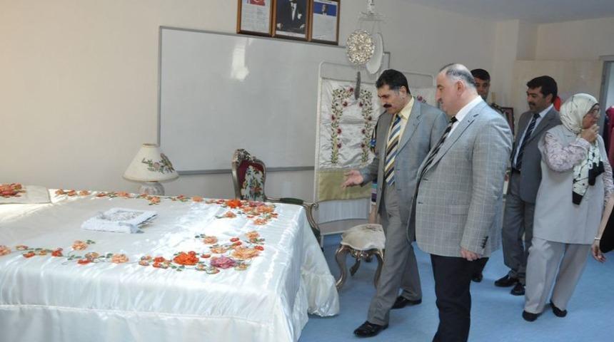 K&uuml;lt&uuml;r Evlerinde Eğitim G&ouml;ren Kursiyerlerden Yıl Sonu Sergisi