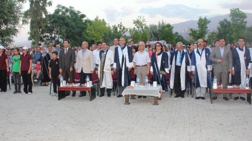 Salihli Meslek Y&uuml;ksek Okulu'nda Mezuniyet T&ouml;reni D&uuml;zenlendi