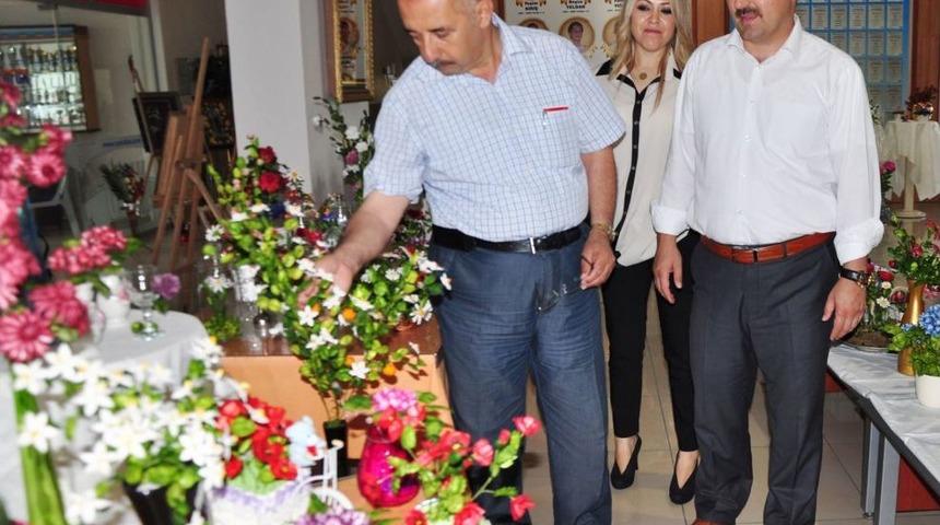 İpek Kozasından Yaptıkları &Ccedil;i&ccedil;ekleri Aromatik Tıbbi Bitkilerle Renklendirdiler
