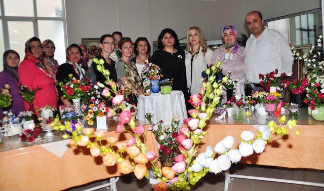 İpek Kozasından Yaptıkları &Ccedil;i&ccedil;ekleri Aromatik Tıbbi Bitkilerle Renklendirdiler 1