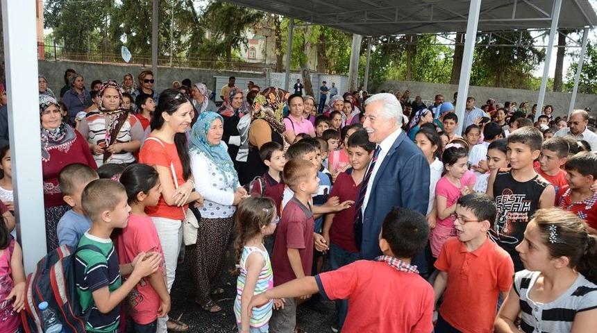 Okullarının Bah&ccedil;esi Asfaltlanan &Ouml;ğrenciler, Aldırmaz&rsquo;ı &Ccedil;i&ccedil;eklerle Karşıladı