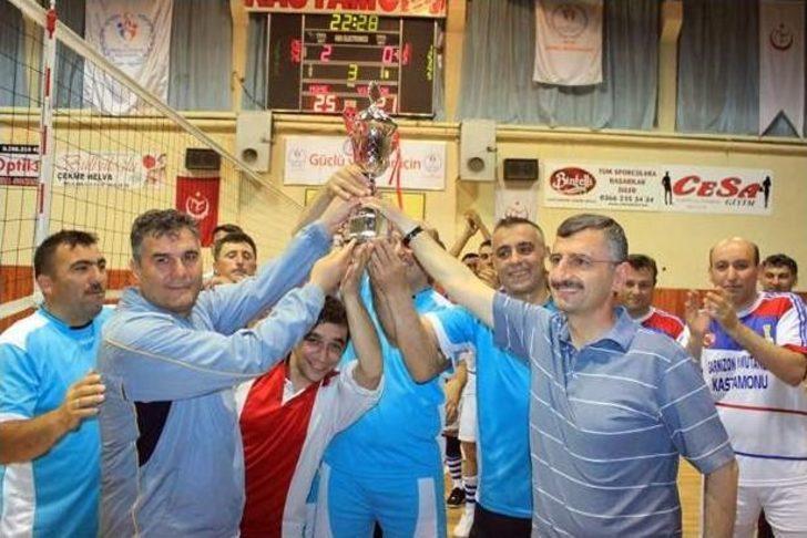 Kurumlararası Voleybol Turnuvasında Valilik Şampiyon Oldu G5