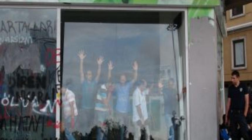 Eylemcilerin Slogan Panosuna &Ccedil;evirdiği Bankanın Camları Değiştirildi