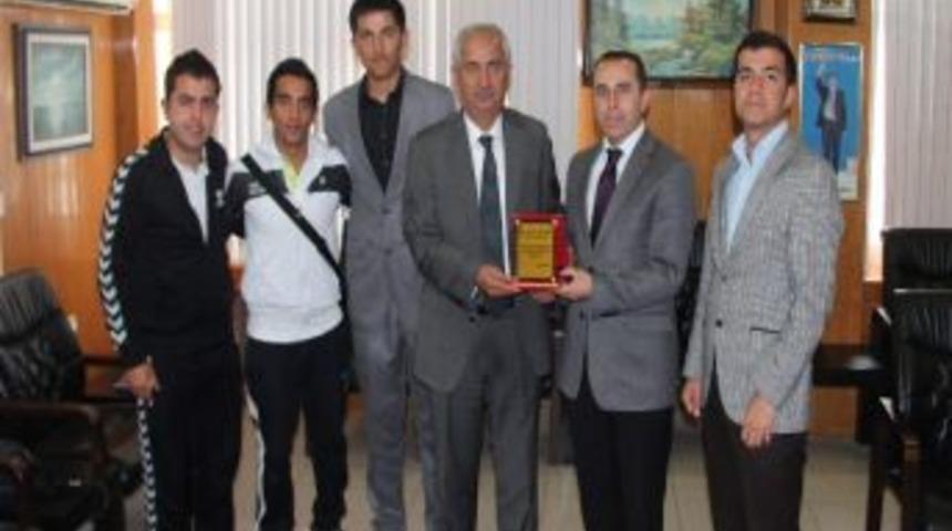 &Ouml;ğretmenlerden Başkan Daştan&rsquo;a Teşekk&uuml;r Plaketi