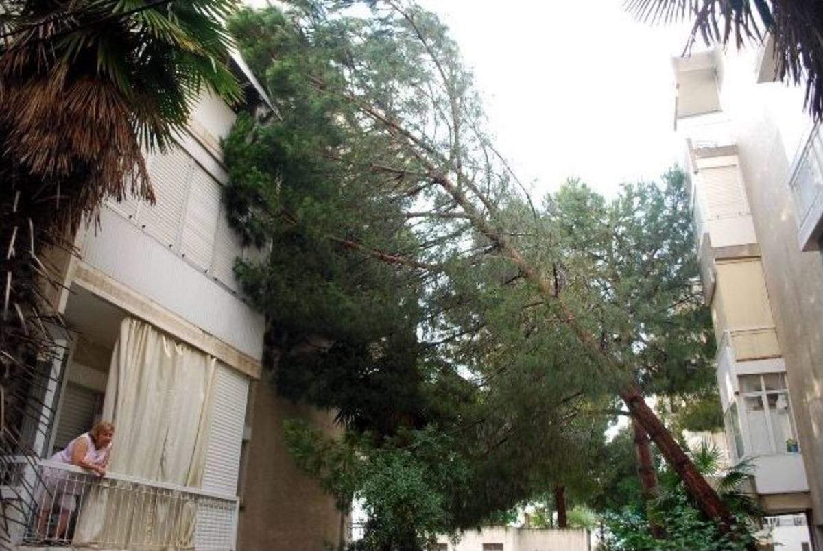 Salihli&rsquo;de Ev Ve İşyerlerini Su Bastı