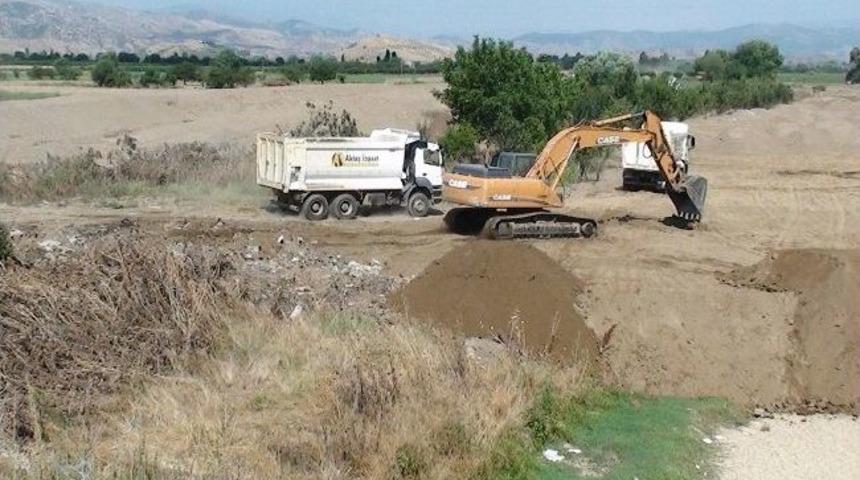 Beydağ Barajı'ndan, Yatağı Islah Edilen K&uuml;&ccedil;&uuml;k Menderes&rsquo;e Su Salınıyor