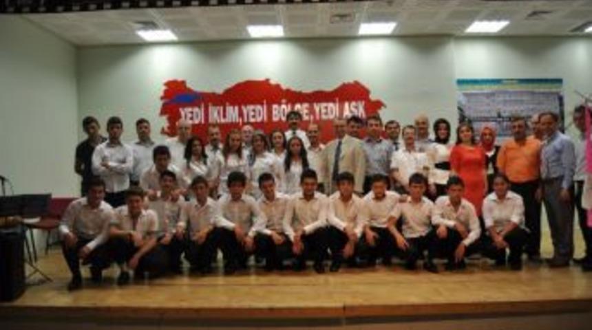 End&uuml;stri Meslek lisesi &ouml;ğrencileri şiir dinletisi sundu