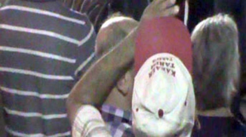 Bira i&ccedil;ip, ağzını T&uuml;rk Bayrağı ile sildi