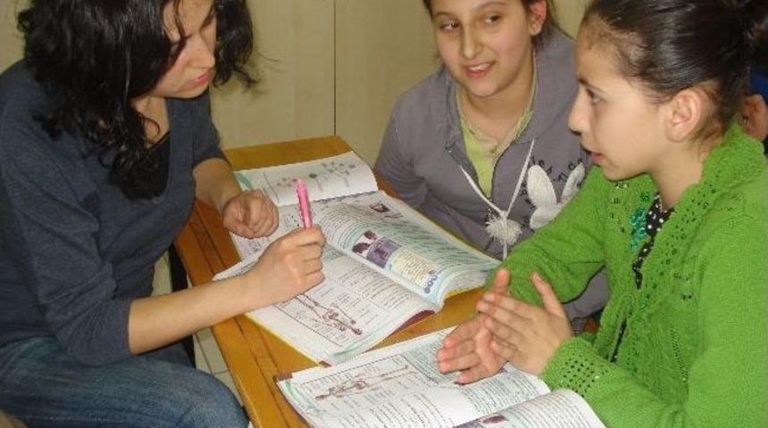 Onları &Uuml;niversiteli Ağabey Ve Ablaları &Ccedil;alıştırdı