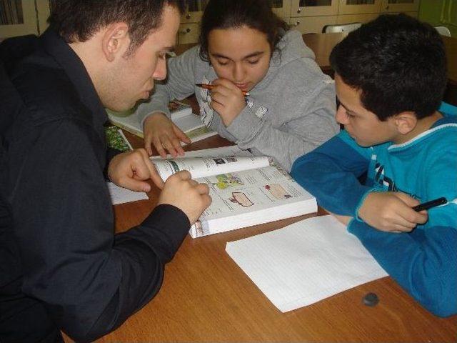 Onları &Uuml;niversiteli Ağabey Ve Ablaları &Ccedil;alıştırdı 1