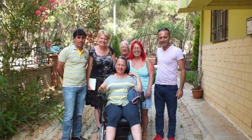 Didim&rsquo;de G&ouml;n&uuml;ll&uuml; Yabancılar Altıncı Ak&uuml;l&uuml; Arabalarını Teslim Etti