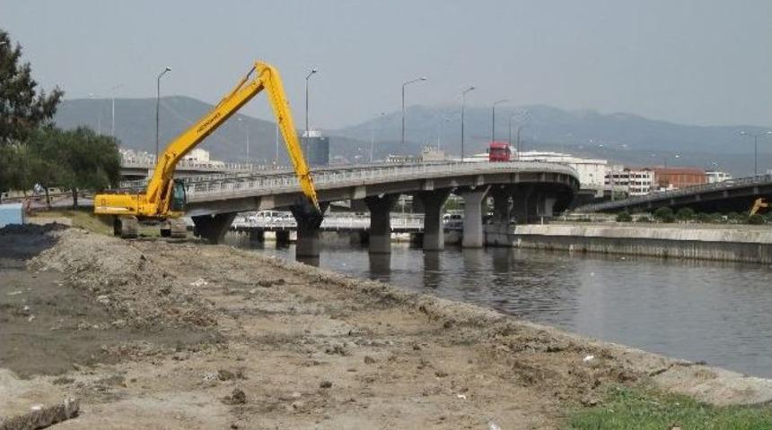 İzmir B&uuml;y&uuml;kşehir Belediyesi&rsquo;nden Temizlik Harekatı