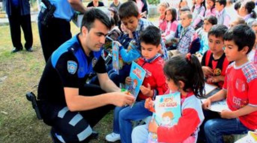 Polisten &Ccedil;ocuklara Karne Hediyesi Kitap