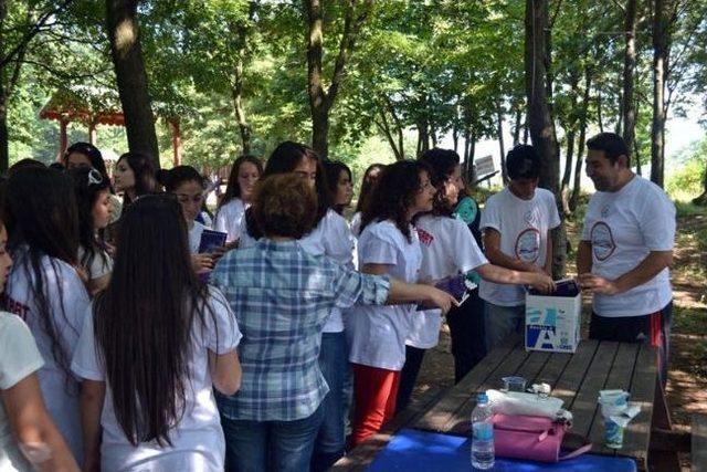 Öğrenciler Hem Piknik Yaptı, Hem Kitap Okudu