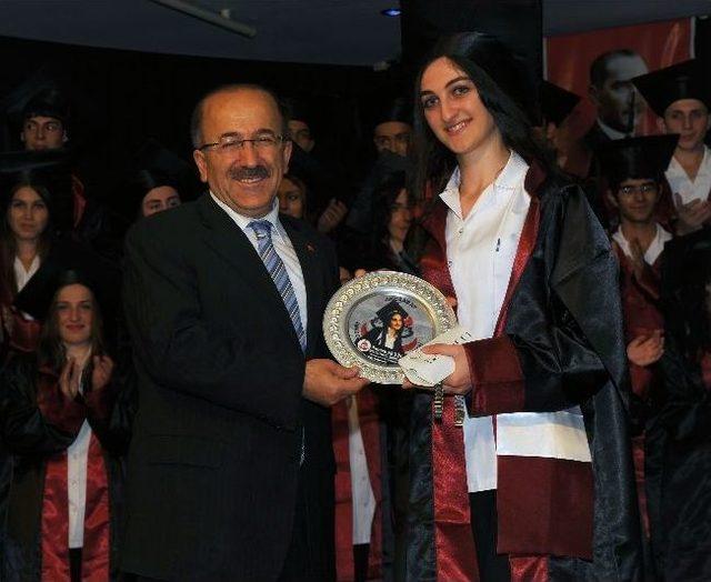 Akçaabat Anadolu Sağlık Meslek Lisesi 2013 Yılı Mezunlarını Verdi