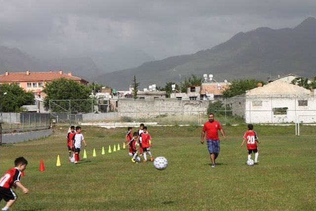 D&ouml;rtyol&rsquo;da Minikler Yaz Futbol Kursu 1