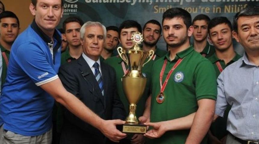 Şampiyon Hentbolcular Kupayı Bozbey&rsquo;e Getirdi