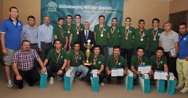 Şampiyon Hentbolcular Kupayı Bozbey&rsquo;e Getirdi 1