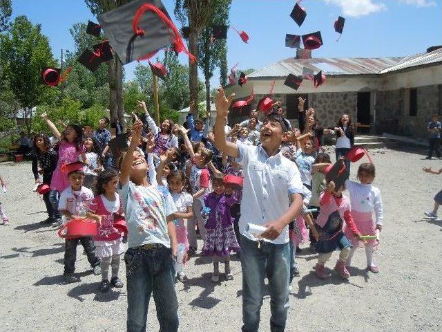 Kara&ccedil;oban&rsquo;da Mezuniyet Coşkusu 1