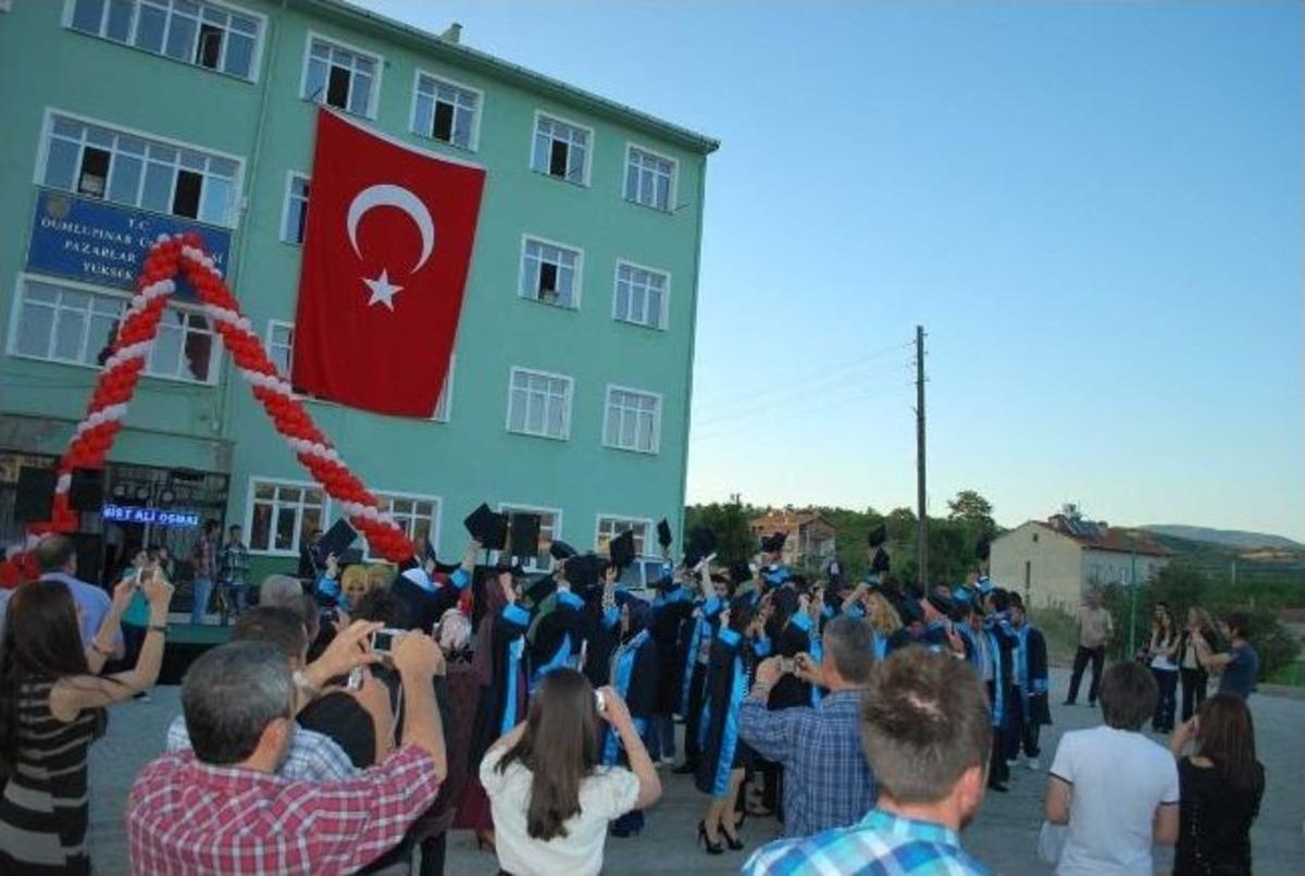 Pazarlar Meslek Y&uuml;ksek Okulu'nda Mezuniyet Coşkusu